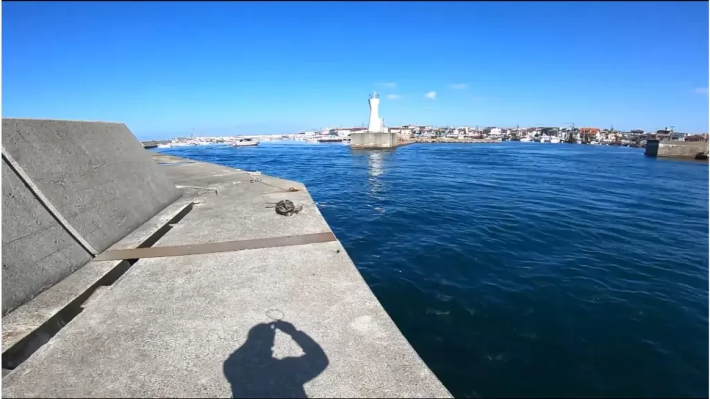 明石新波止の漁港側の釣りポイント（西方向）