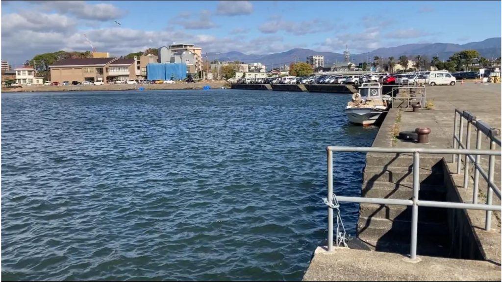 長浜港の駐車場前の港内のバス釣りポイント（西側）
