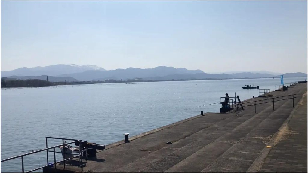 長浜港の米川河口のバス釣りポイントの護岸（西側）