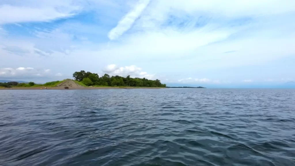 琵琶湖の安曇川北流河口40-90ｍラインのバス釣りのポイントを沖から撮影