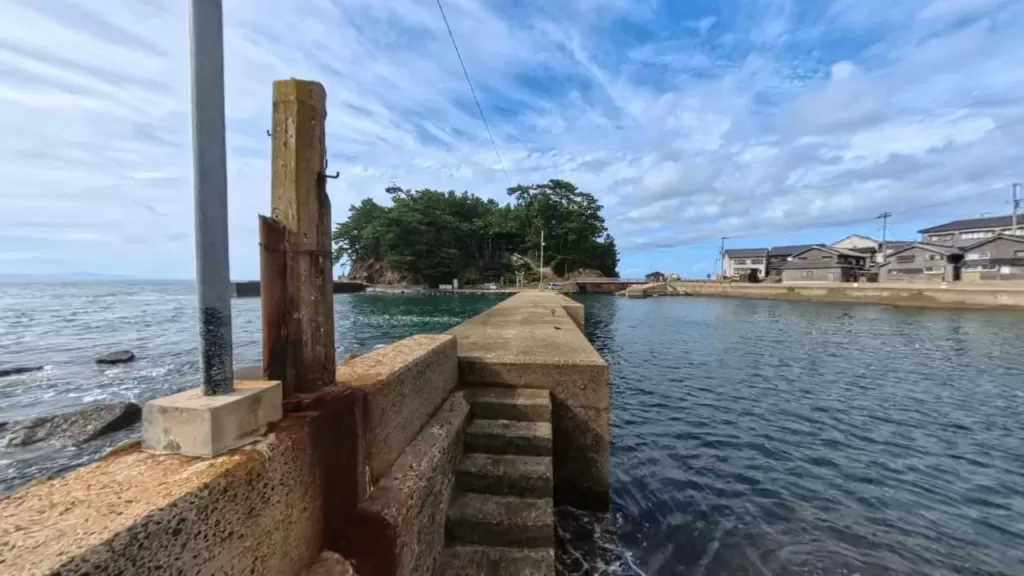 小間漁港の釣りのポイントの防波堤の様子
