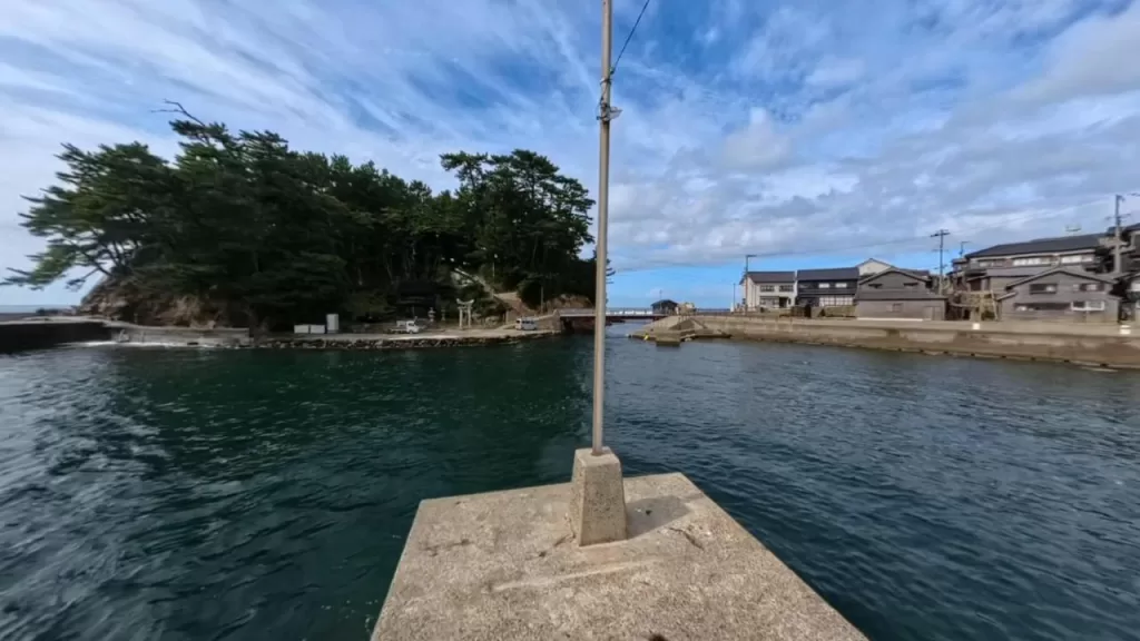 小間漁港の東防波堤の先端