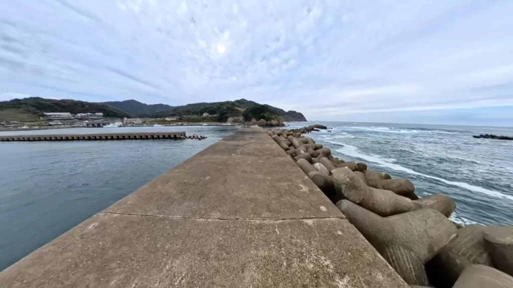 浅茂川漁港大波止のポイント①大波止先端から入口方向の映像
