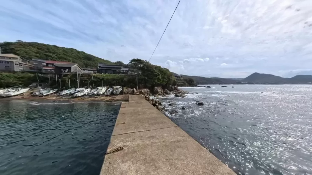 小間漁港の東防波堤の入口方向