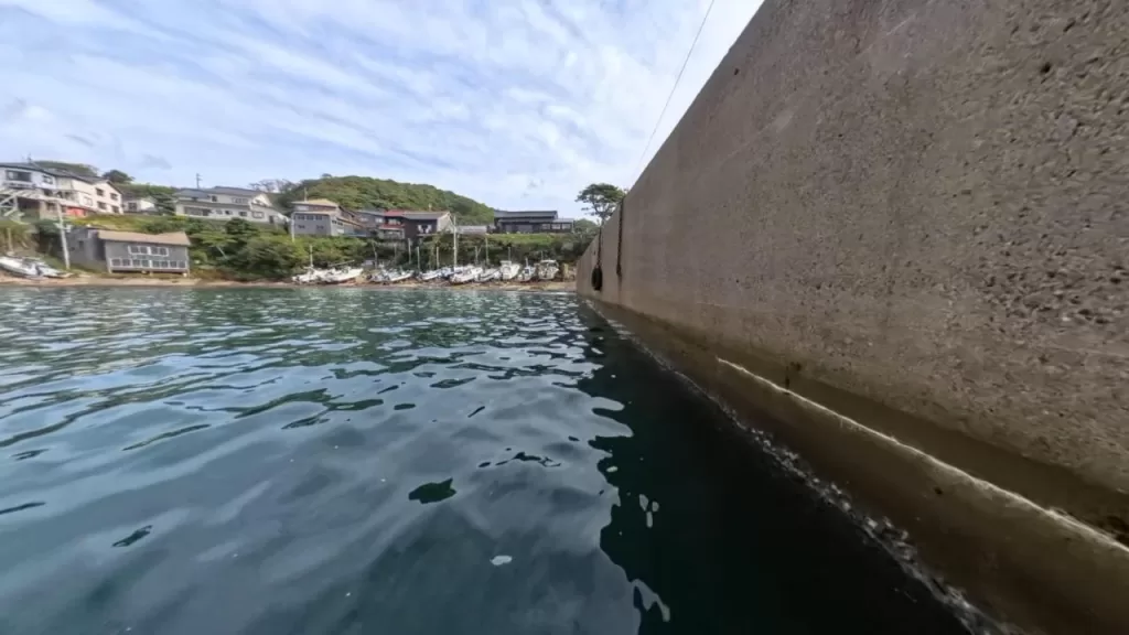 小間漁港の東防波堤の足元
