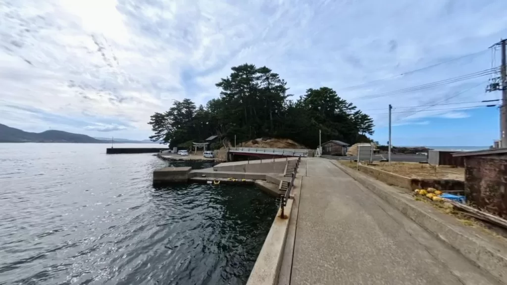 小間漁港の中央防波堤の手前