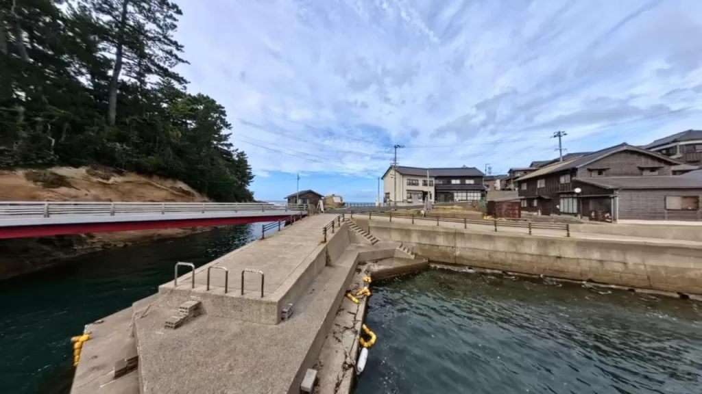 小間漁港の中央防波堤の入口方向