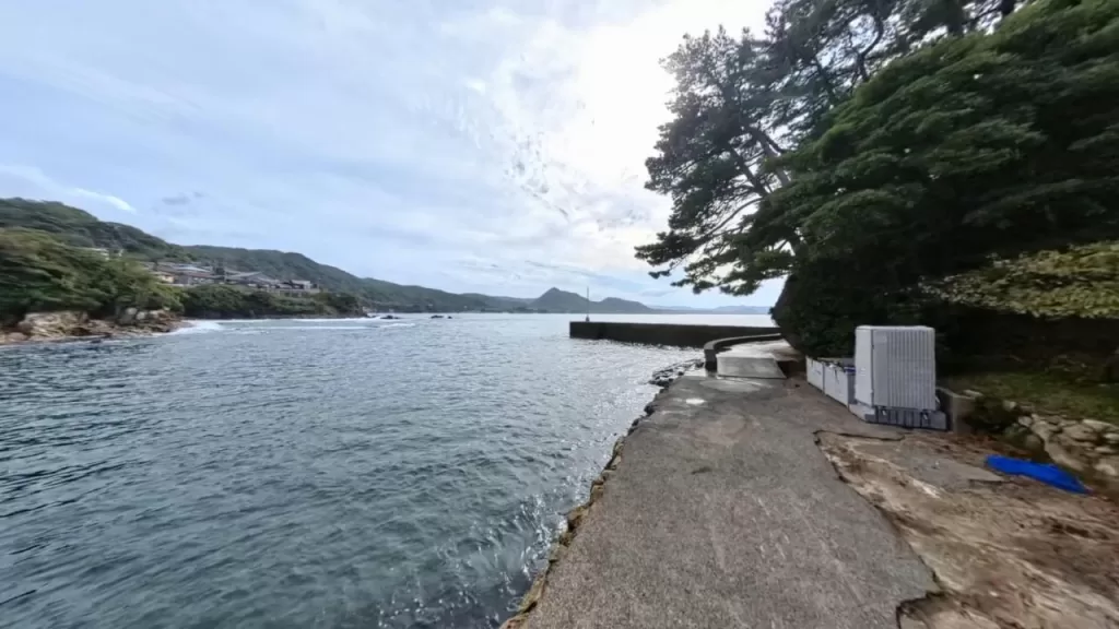 小間漁港の外側防波堤の手前