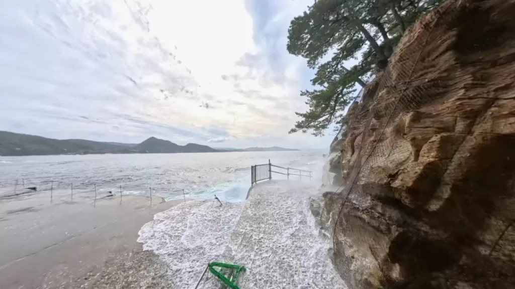 小間漁港の外側防波堤：波が高い