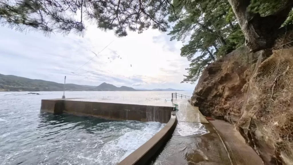 小間漁港の外側防波堤