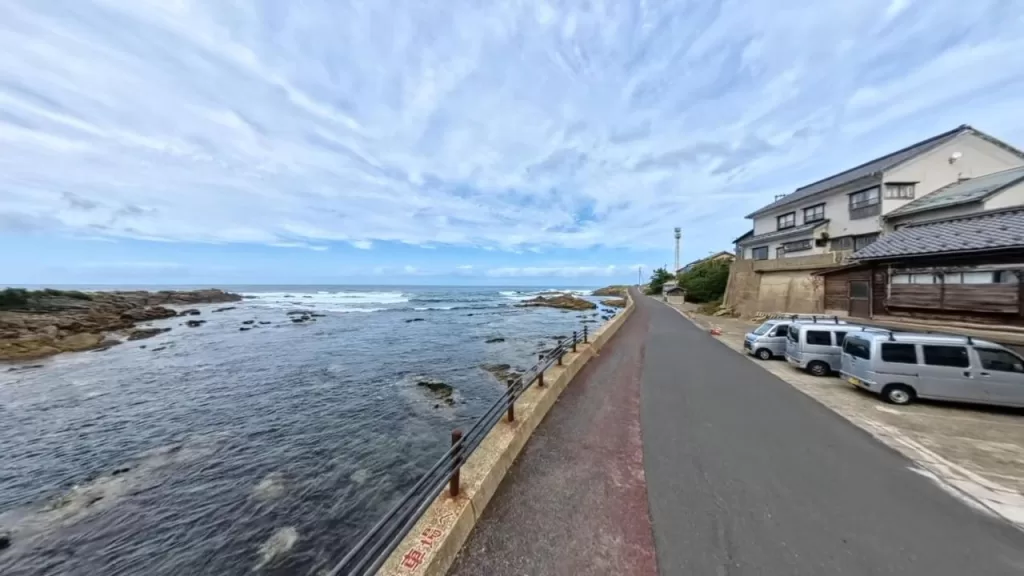 小間漁港の駐車場