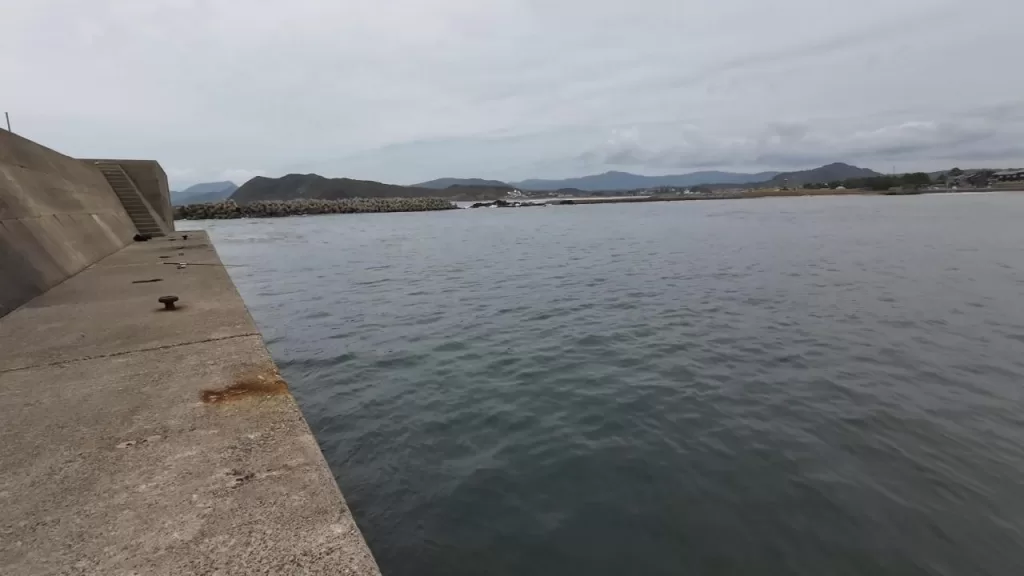浅茂川漁港大波止のポイント②:大波止内側で中央の場所から先端方向の画像
