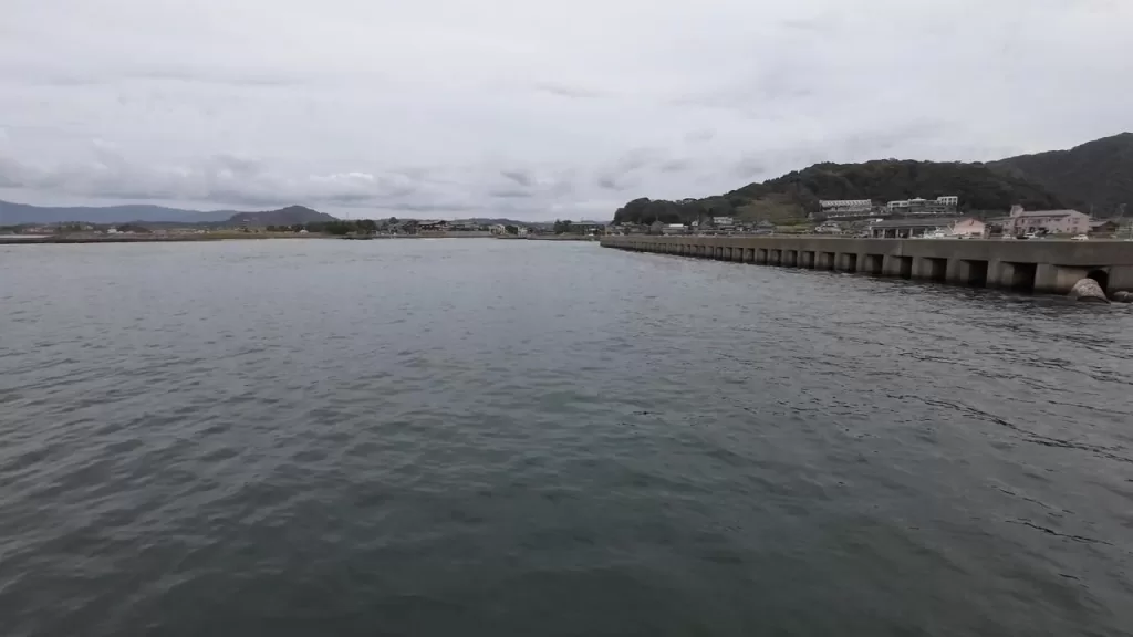 浅茂川漁港大波止のポイント②:大波止内側で中央の場所から対岸方向の画像