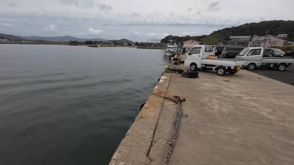 浅茂川漁港大波止のポイント③:漁港から漁協方向の画像