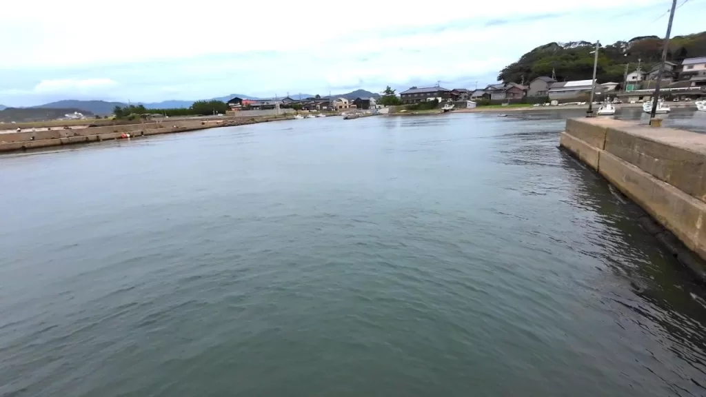 浅茂川漁港の港内小波止の先端方向