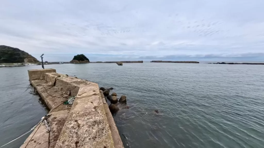 浅茂川漁港の河口の北波止の先端方向